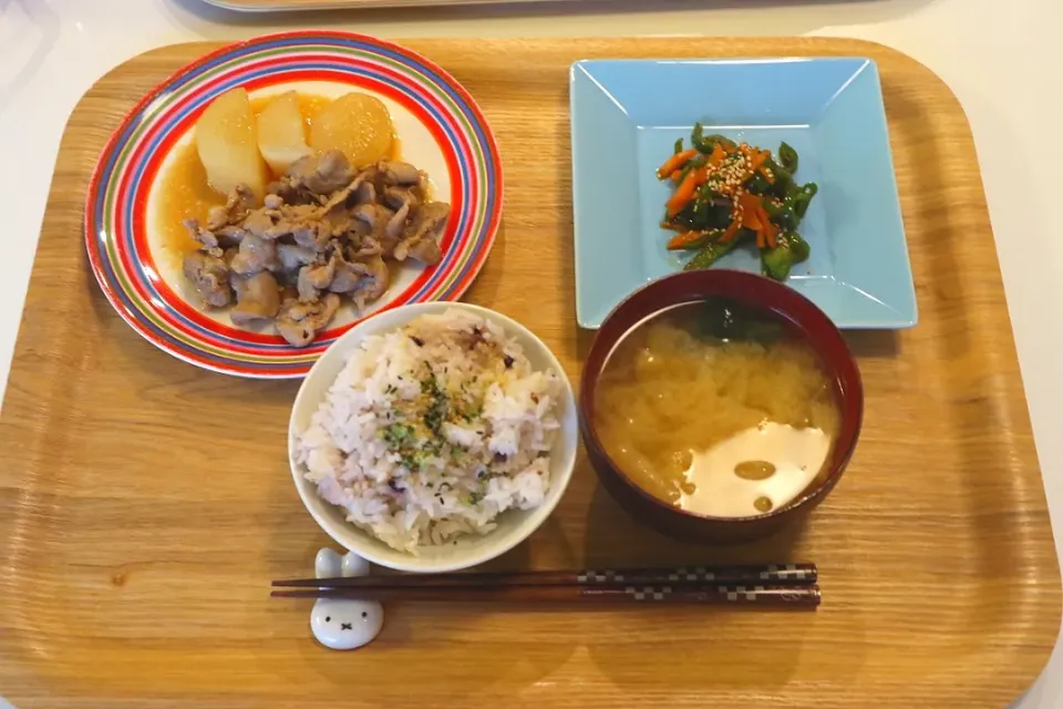 今日の夕食 大根と豚肉の甘酒煮、ピーマンのきんぴら、雑穀米、玉ねぎとわかめの味噌汁|pinknari🐰🌈さん