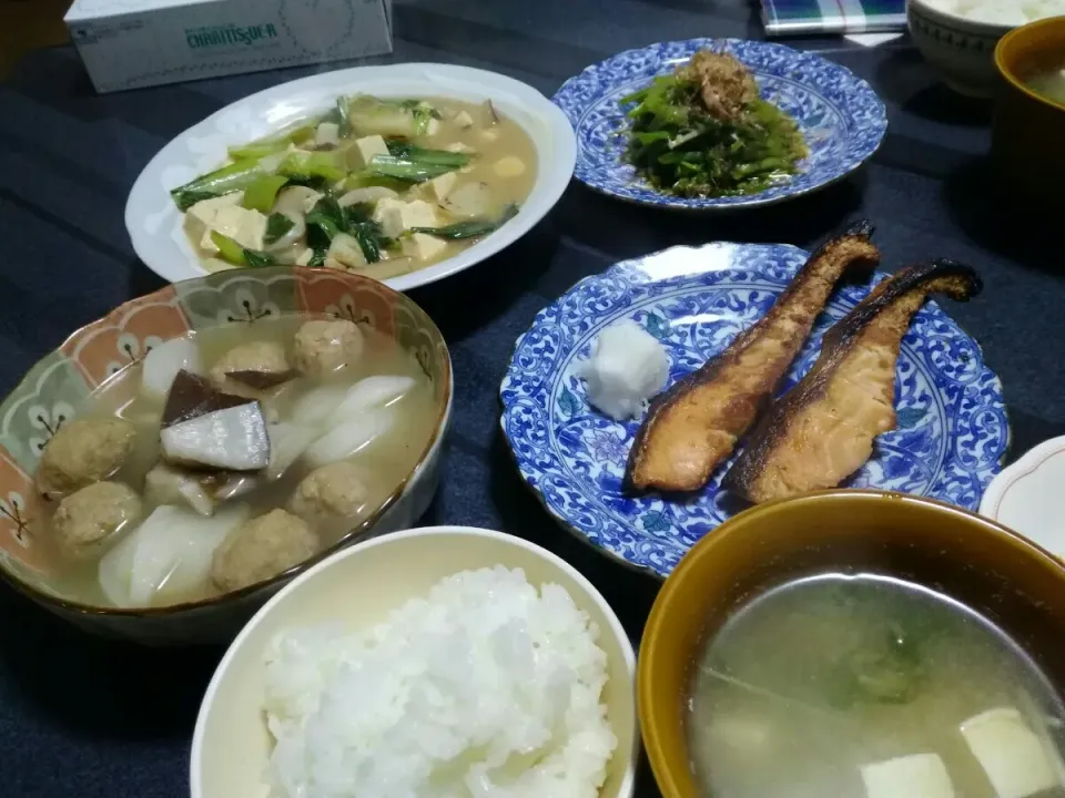 今日のご飯　焼き鮭、蕪の葉のおひたし、煮物、豆腐とチンゲン菜の生姜餡掛け|shmel 2さん