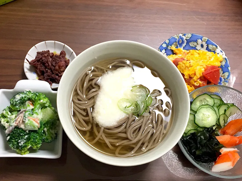 Snapdishの料理写真:とろろ蕎麦 ブロッコリーの白和え ホタルイカ佃煮 トマトと卵の炒め物 カニかまときゅうりの酢の物|おさむん17さん