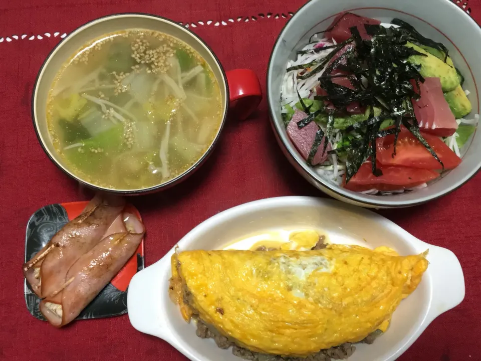 Snapdishの料理写真:オムレツ、中華風スープ、マグロアボカドサラダ|あんどうさん