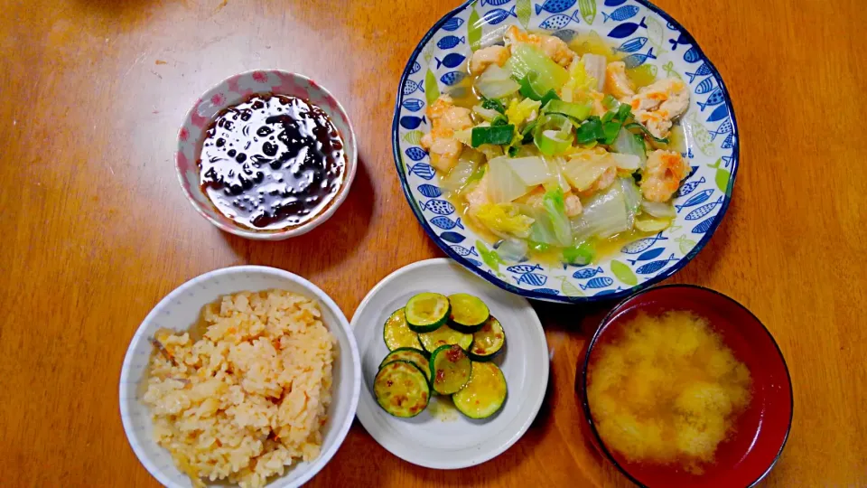 ４月３０日　鶏胸肉と白菜の中華煮　ズッキーニのバター醤油ソテー　もずく　大根とわかめのお味噌汁|いもこ。さん