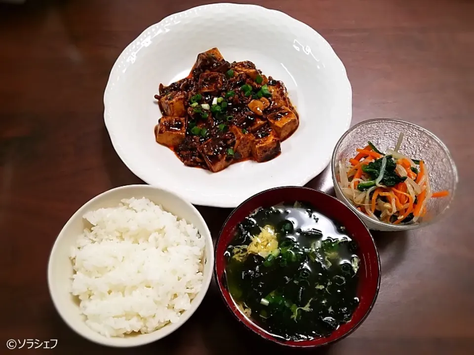 今日の晩ご飯だよ(*^^*)
★黒麻婆豆腐
★もやしにんじんほうれん草のナムル
★わかめの卵スープ|ソラシェフさん