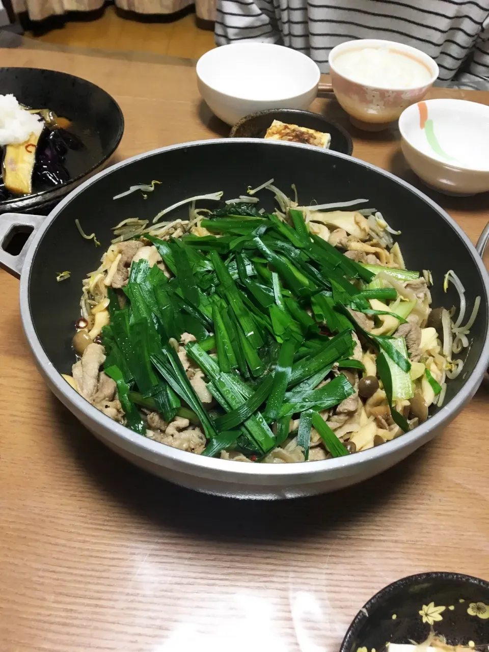 すき焼きともつ鍋の合いの子みたいな鍋。|ヨシヨシさん