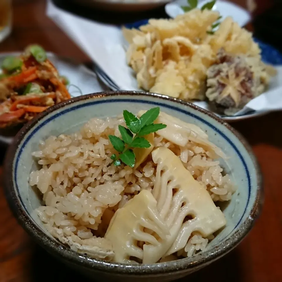 Snapdishの料理写真:掘った筍でタケノコご飯|とまと🍅さん