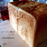 Snapdishの料理写真:レーズン酵母 ミルク食パン 1、5斤