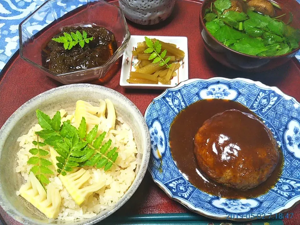 Snapdishの料理写真:よねばーばの朝ごはん

たけのこご飯、
野蕗の煮物
もずく酢
三つ葉のお汁ハンバーグ|yoneばーばさん