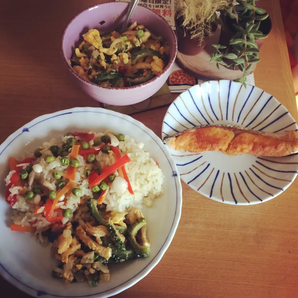 Snapdishの料理写真:Rice steamed with green curry paste and vegetables, goya chanpuru and salmon :)|Ana (POT_Y134YUM609)さん