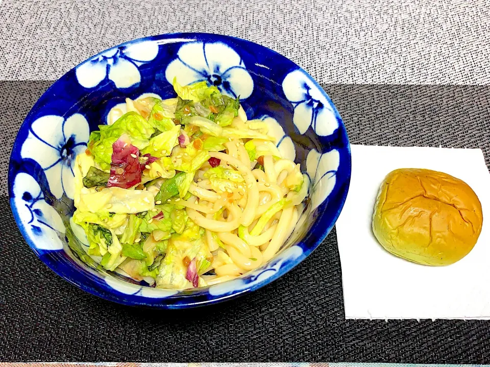 Snapdishの料理写真:じじばばのお昼！
冷やしゴマだれうどん(^^)
よもぎあんパン！|Yukihiko Ishidaさん