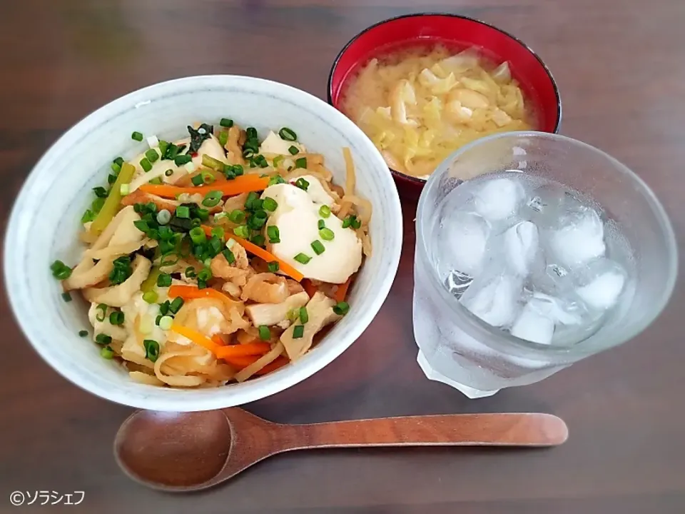 Snapdishの料理写真:今日の昼ご飯だよ(*^^*)
★豆腐と切干大根の甘辛丼
★春キャベツと油揚げの味噌汁|ソラシェフさん