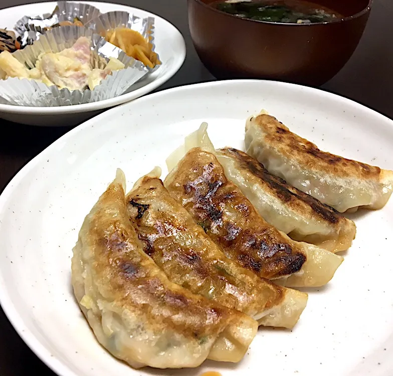 晩ごはん⭐️⭐️⭐️
餃子🥟～  ポテサラ～  ひじき煮  煮豆  大根漬け  ワカメ汁|ぽんたさん