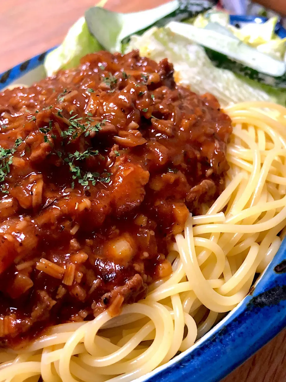 ラム肉のミートソーススパゲッティ  レタスときゅうりのマヨネーズサラダ|ミウトおかんさん