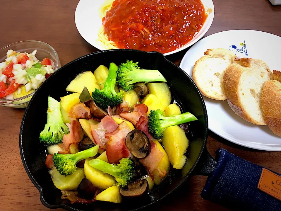 ミートソーススパゲッティ🍝
じゃがいもとベーコンのアヒージョ
トマトとアボカドのマリネ🍅|m-amさん