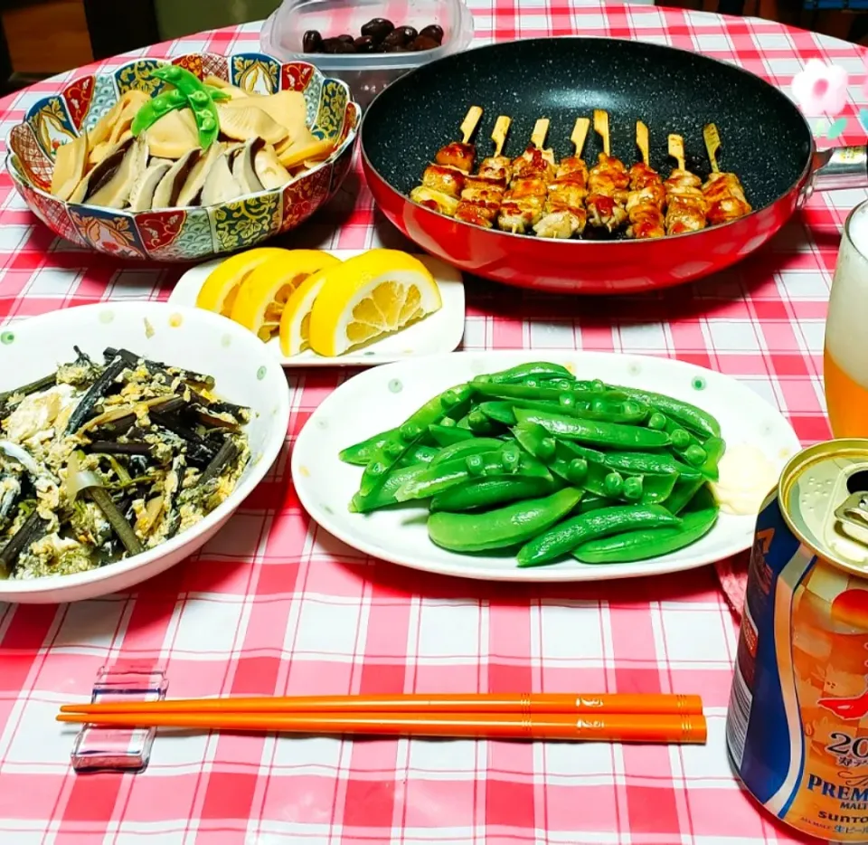 Snapdishの料理写真:筍と椎茸の煮物
わらびの卵とじ
フライパンで焼き鳥
スナップえんどう
醤油豆
愛媛のはるか🍊|yukaringoさん