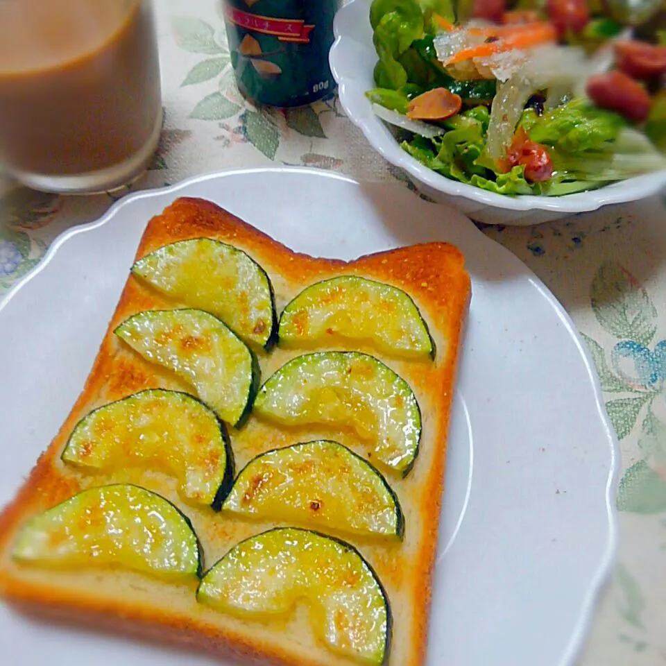 オリーブオイル焼きズッキーニ粉チーズトースト|うたかた。さん