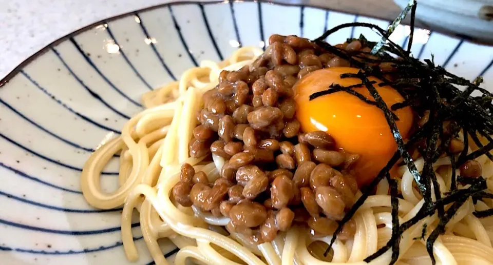 最もシンプルな納豆パスタ✨ 火を使わず味付けは2つだけ👍🏻|ヨッチャンさん