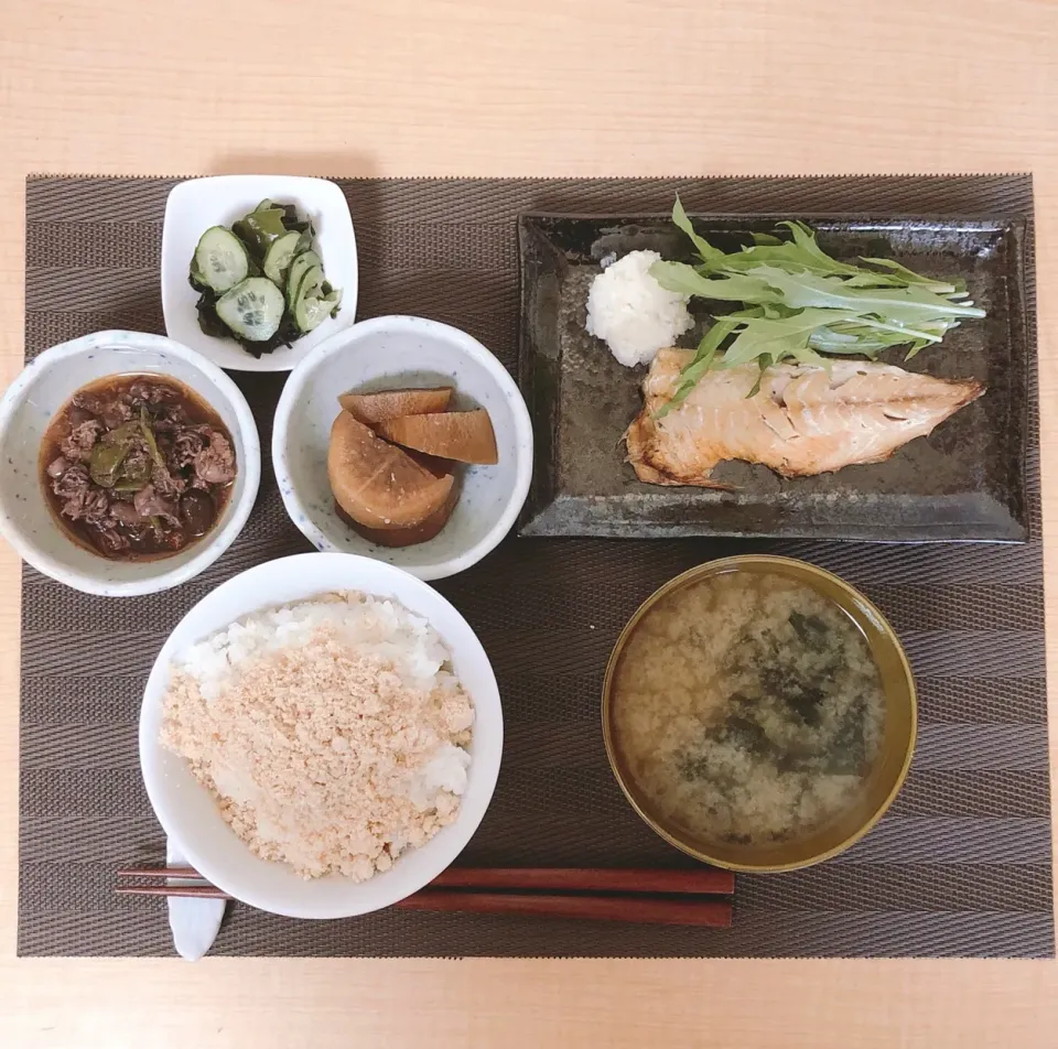 Snapdishの料理写真:アジ焼きの小鉢多めの朝ご飯|まちゃさん