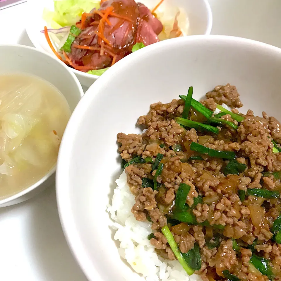 ニラミンチ丼、ローストビーフサラダ|あさちゃんさん