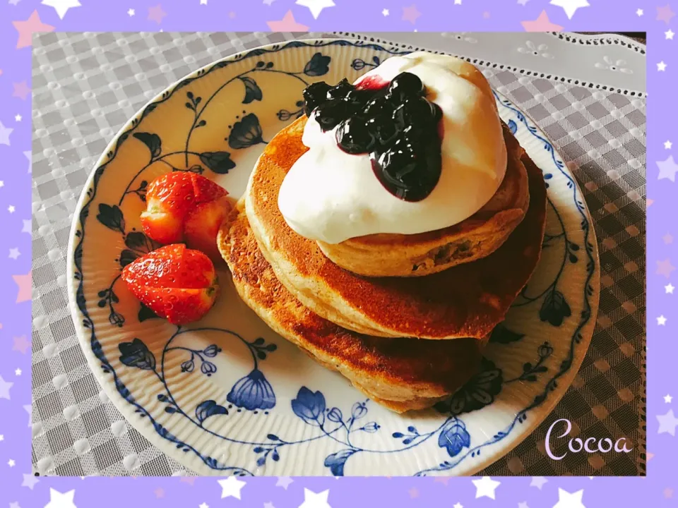 Snapdishの料理写真:Very berry pancakes 〜 佐野未起さんの料理 鬼のツノ立ち！バタークリーム並 エンゼルクリーム 使用ですよ|cocoaさん