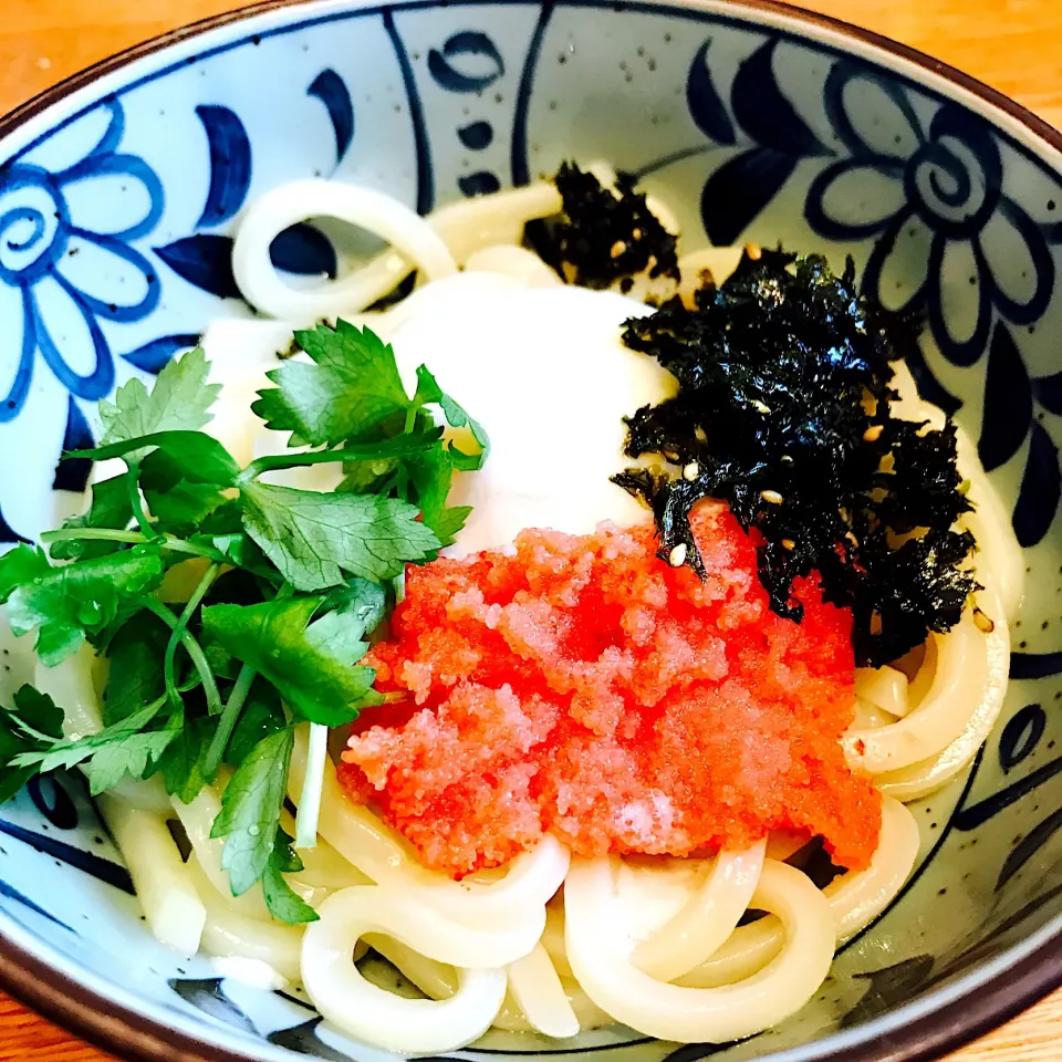 明太釜玉うどん
明太子・温泉卵・姫三つ葉・韓国海苔
熱々うどんにぜんぶ混ぜてくるくる🌀
麺つゆ少々✨
冷凍うどんは美味しいね

#明太釜玉うどん
＃おうちランチ ＃昼ごはん
#冷凍うどん|あお♡あおさん