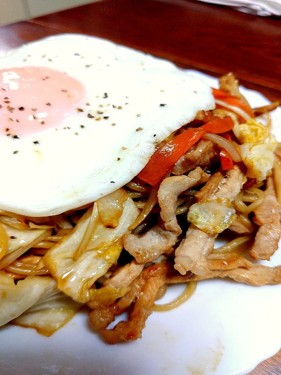 やきそば目玉焼きのせ|給食当番さん