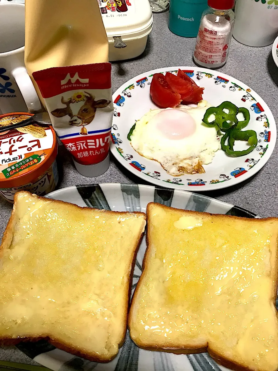 1枚は玉子野菜サンドで2枚目は練乳ピーナッツサンドにして食べた #朝食  #昼飯 食パン、目玉焼き(ターンオーバーじゃないやつ)、トマト、ピーマン、マーガリン、ピーナッツクリーム、練乳|ms903さん