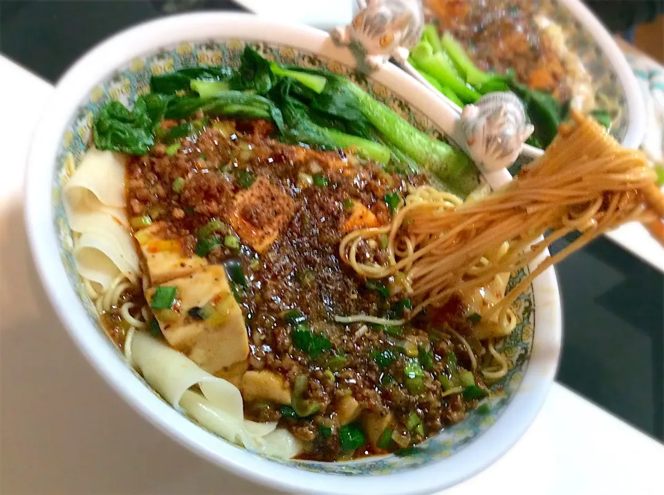 我が家の ど定番 痺れる麻婆麺
餃子の皮入りで🥟|Takeshi  Nagakiさん