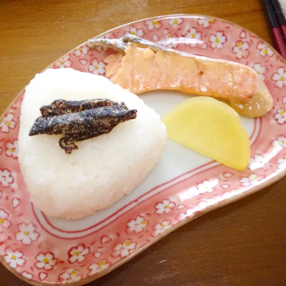 Snapdishの料理写真:塩むすび＆鮭の塩焼き🌸塩ふき椎茸と梅しそ沢庵もね〜🤗💕|まいりさん