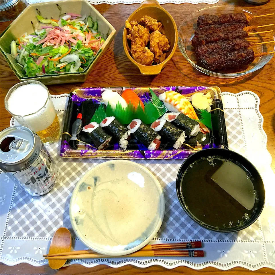 寿司、味噌カツ、鶏唐揚げ、サラダ、
もずく汁、ビール|yakinasuさん