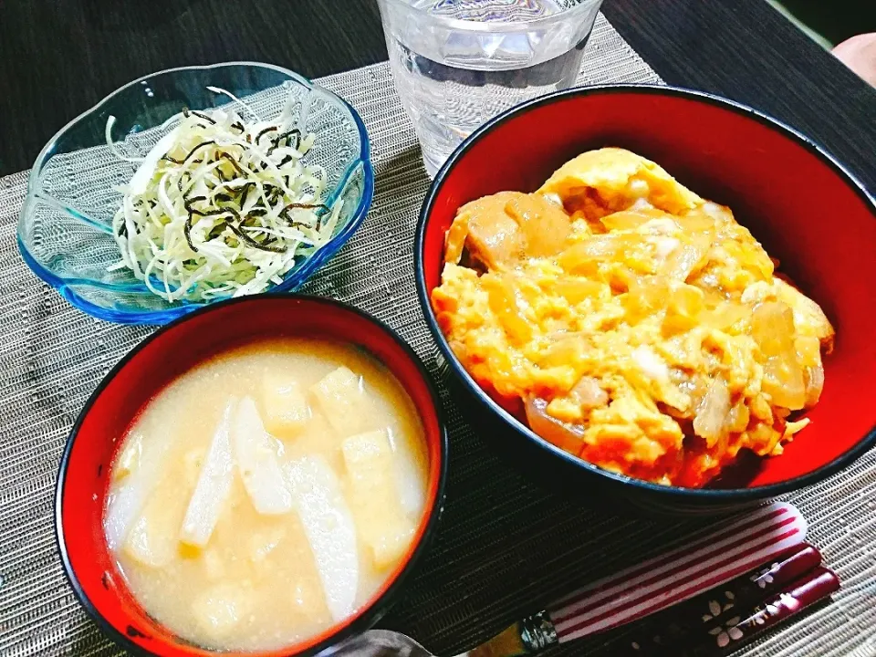 親子丼、長芋と油揚げの味噌汁、塩昆布キャベツ|サトリさん