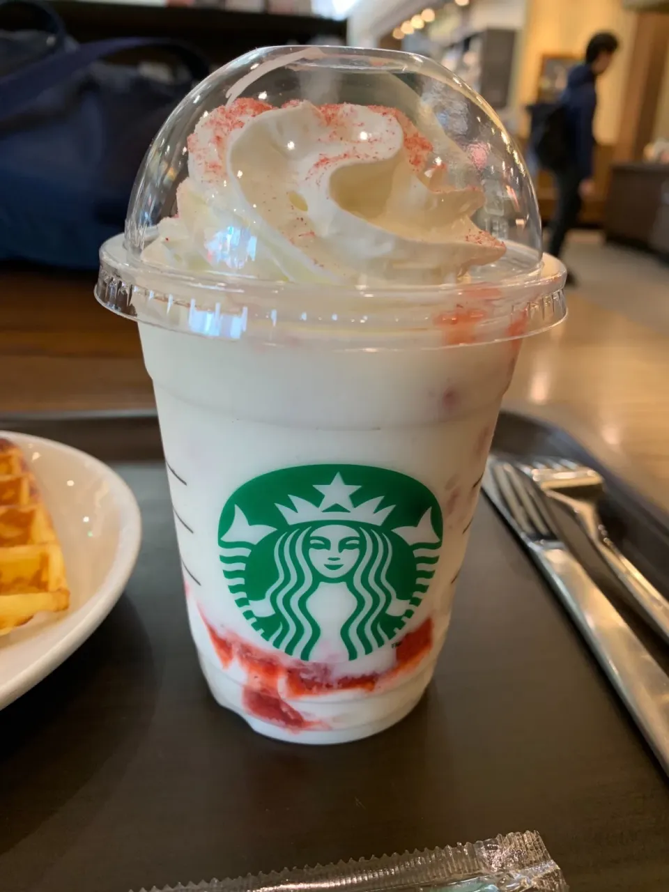 Snapdishの料理写真:ストロベリーベリーマッチフラペチーノ®️ホワイト|mykombuuuさん