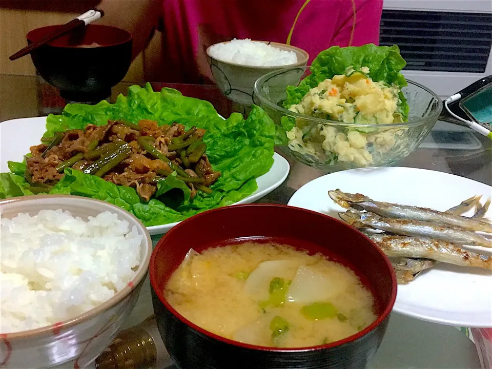 ◾︎牛カルビ焼き〜サンチュで〜
◾︎柚子胡椒とチーズソースのポテトサラダ
◾︎ししゃも焼いたの
◾︎大根と揚げの味噌汁|AyuChさん