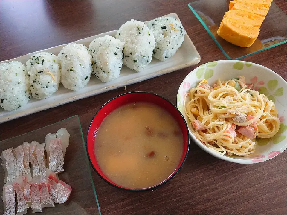 Snapdishの料理写真:ワカメとじゃこのおにぎり
卵焼き
スパサラ
タイの昆布締め
なめこと昆布と豆腐のお味噌汁|Sさん