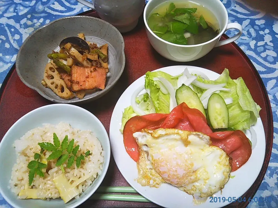 よねばーばの朝ごはん
目玉焼きハムレタスきゅうり添
若芽の味噌汁
ベーコン、れんこん、炒め物|yoneばーばさん