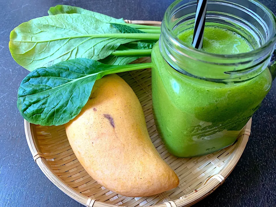 Mango & Komatsuna smoothie|yeni kartikasariさん