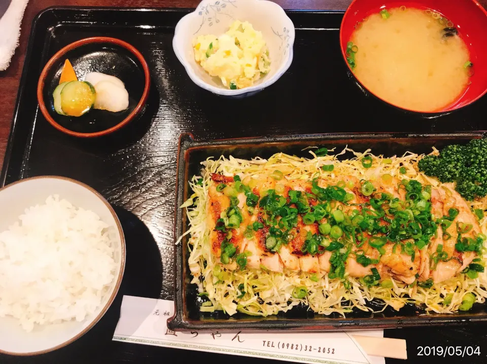 Snapdishの料理写真:宮崎県延岡市の『直ちゃん』
・タタキ風定食|コージ💫さん