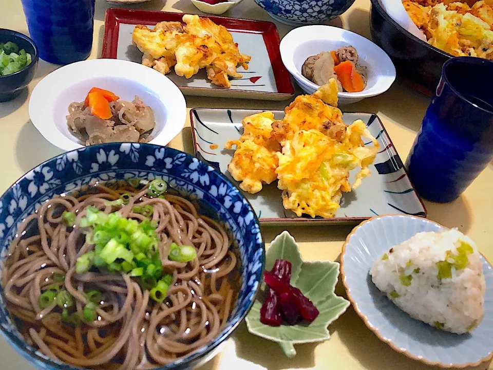 5／4昼食  #昼ごはん  •玉ねぎと葉ネギ、アサリのかき揚げ •ひき肉と糸こん入り太ごぼうの味噌煮 •かけ蕎麦 •じゃこと大根菜のお握り •しば漬け        ‥在庫で凌ぐ、昼ごはん。木の幹の様だった太ごぼう、美味しく煮えた^ ^‥|おさんどんさん