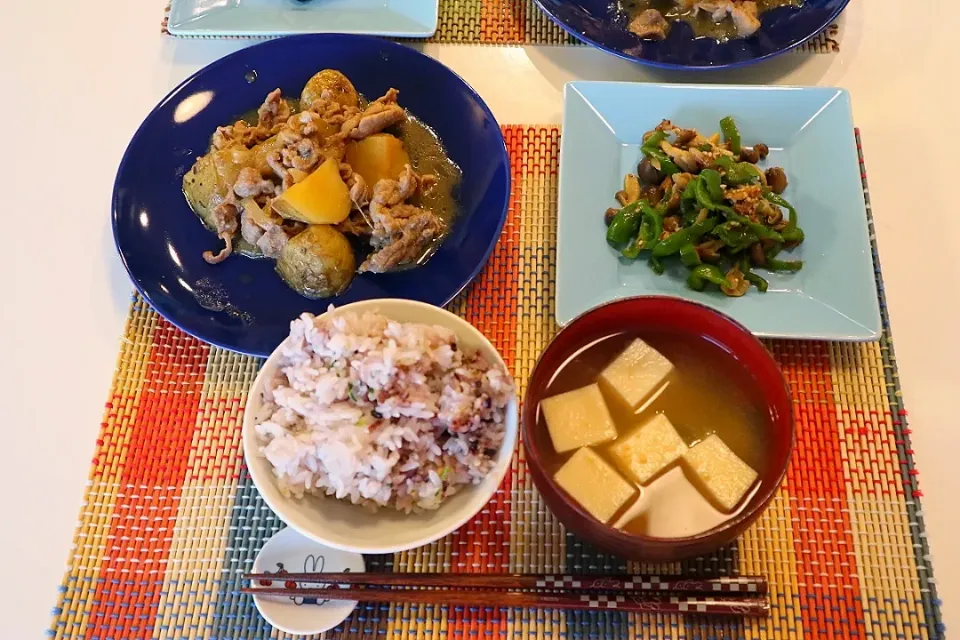 今日の夕食 甘酒肉じゃが、ピーマンの炒め物、雑穀米、高野豆腐とわかめの味噌汁|pinknari🐰🌈さん