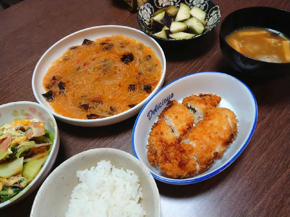 Snapdishの料理写真:麻婆春雨
ササミのシソ梅肉フライ
茄子の浅漬け
チンゲン菜とたまごとベーコンの炒め物
蓮根団子のお味噌汁|Sさん