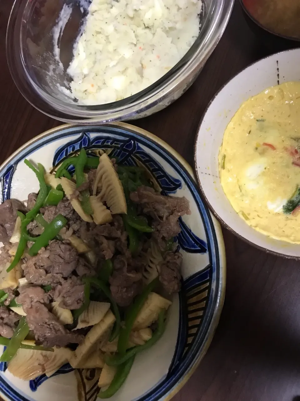 5月4日晩ご飯。掘ってきた筍最後に青椒肉絲、まだ流行ってる？じゃがりこに避けるチーズとお湯でポテサラ風、レンチン茶わん蒸し。|あやさん