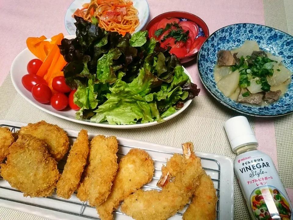 ☆今日の晩ごはん☆  海老フライ  チキンカツ  とんかつ  ナポリタン   サラダ   大根とスジ肉の味噌煮|hamamaさん