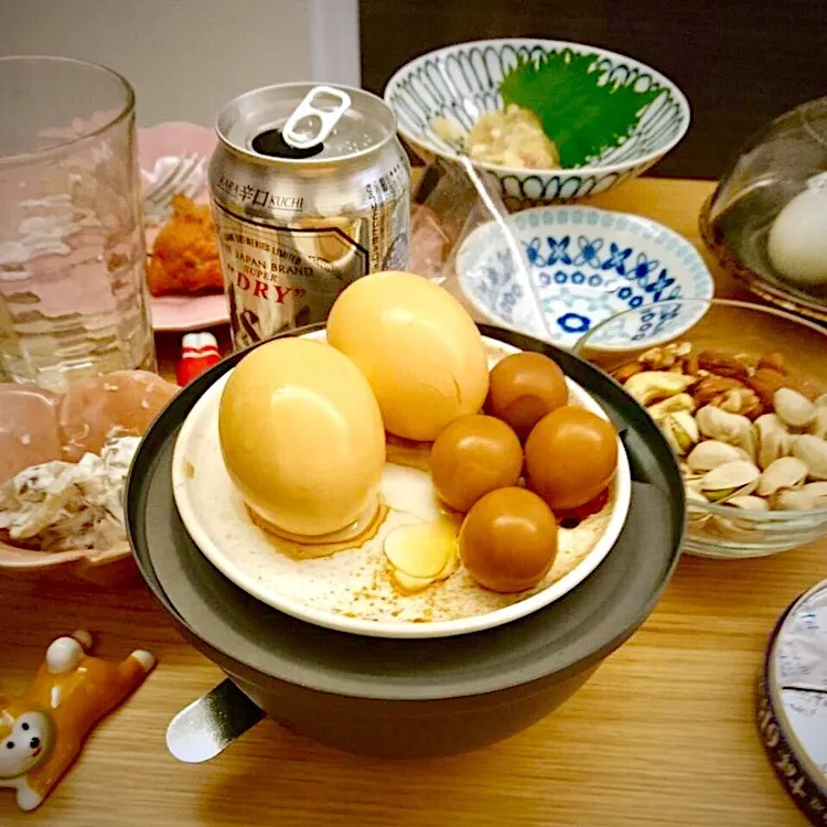 Snapdishの料理写真:きょうの夜ごはんパート3 #ホームパーティ #燻製#ゆで卵#味付きうずらの卵#ナッツ#チーズ#テーブル焦げた|ゆかｕさん