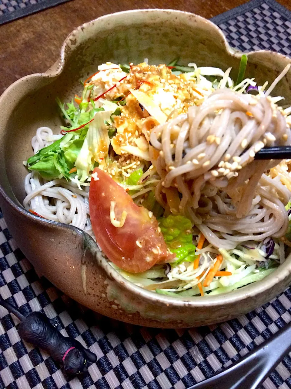 冷やし蕎麦の上にコンビニで売ってる「棒棒鶏サラダ🥗」をのせて胡麻ダレかけてみた🥢|ま〜てぃんさん