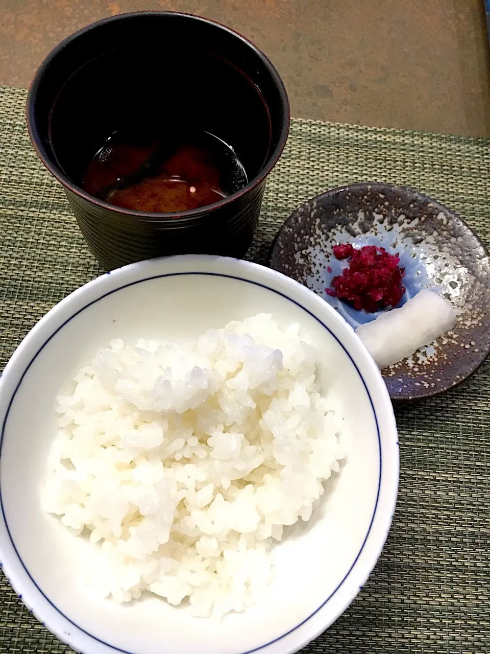 【御食事】白御飯  香の物  赤出汁|ゆうじ.さん