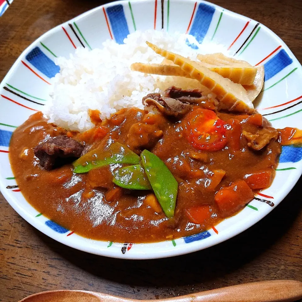 Snapdishの料理写真:カレー🙂
   牛肉と筍の煮物の仕上げに
きぬさや 入れるつもりが
間違えて カレーに投入😶
  美味しかったです😆|miimiさん