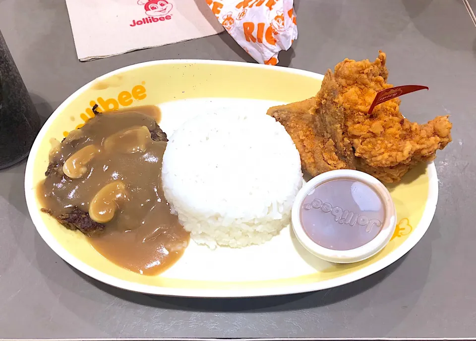 Snapdishの料理写真:Jollibee’s Burger Steak with Spicy Chicken Joy|djken02さん