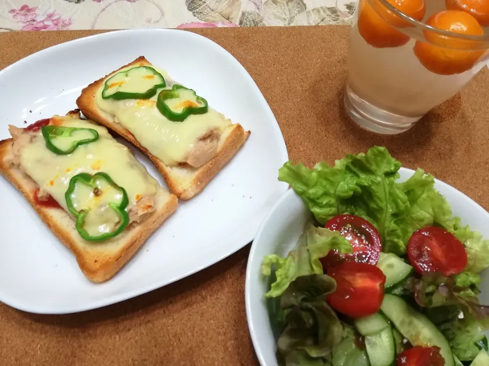 Snapdishの料理写真:令和元年五月五日
ツナで🍕トースト朝ご飯|たえさん