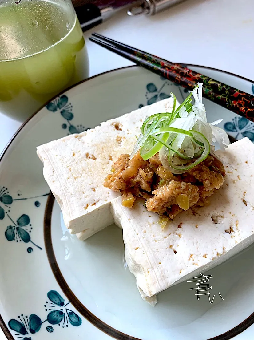 温やっこに小海老と豚挽肉のネギ味噌を載せて。2019.5.5。|FU-TEN 古原貴大さん