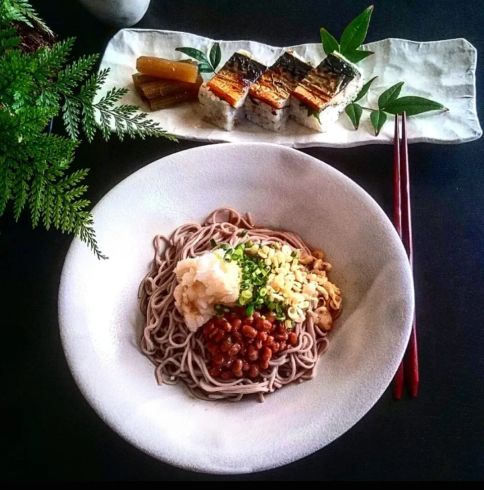 Snapdishの料理写真:焼鯖で鯖の押し寿司作りました🎶簡単なおろし納豆蕎麦とともに…😋💕|瑞さん