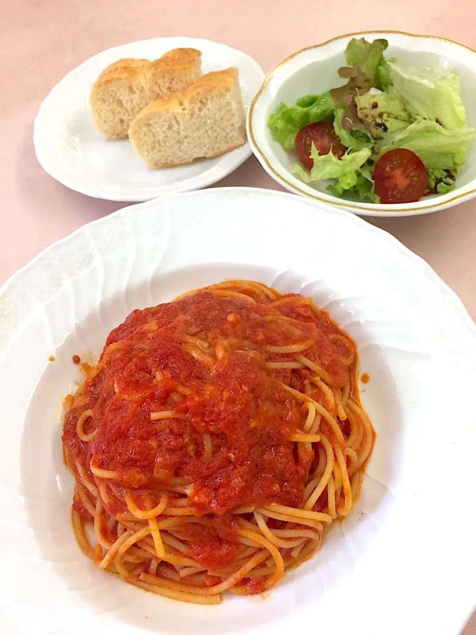 Snapdishの料理写真:軽く燻製したスカモチーズのトマトソースのパスタ@カテリーナ・カステッロ（さいたま新都心）|Kazuya Miyukiさん