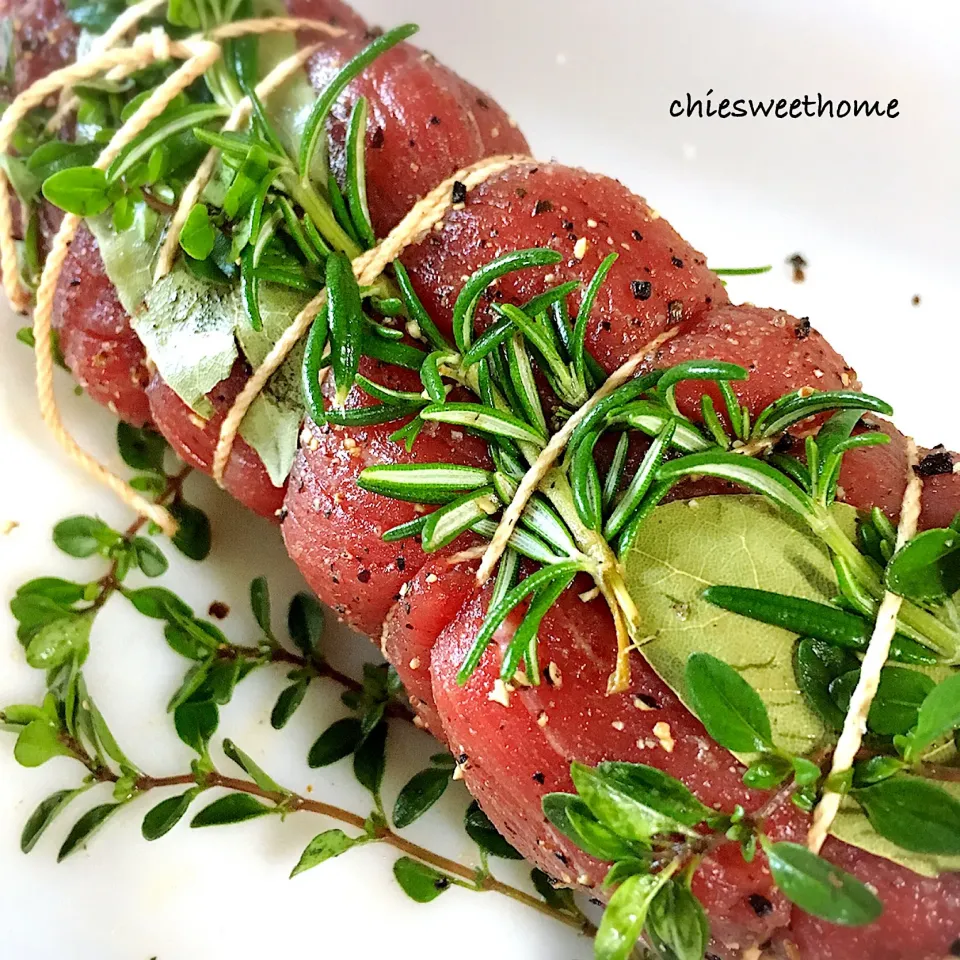 Snapdishの料理写真:麻紀子さんの料理 牛かたまり肉のハーブマリネロースト|chieko ♪さん